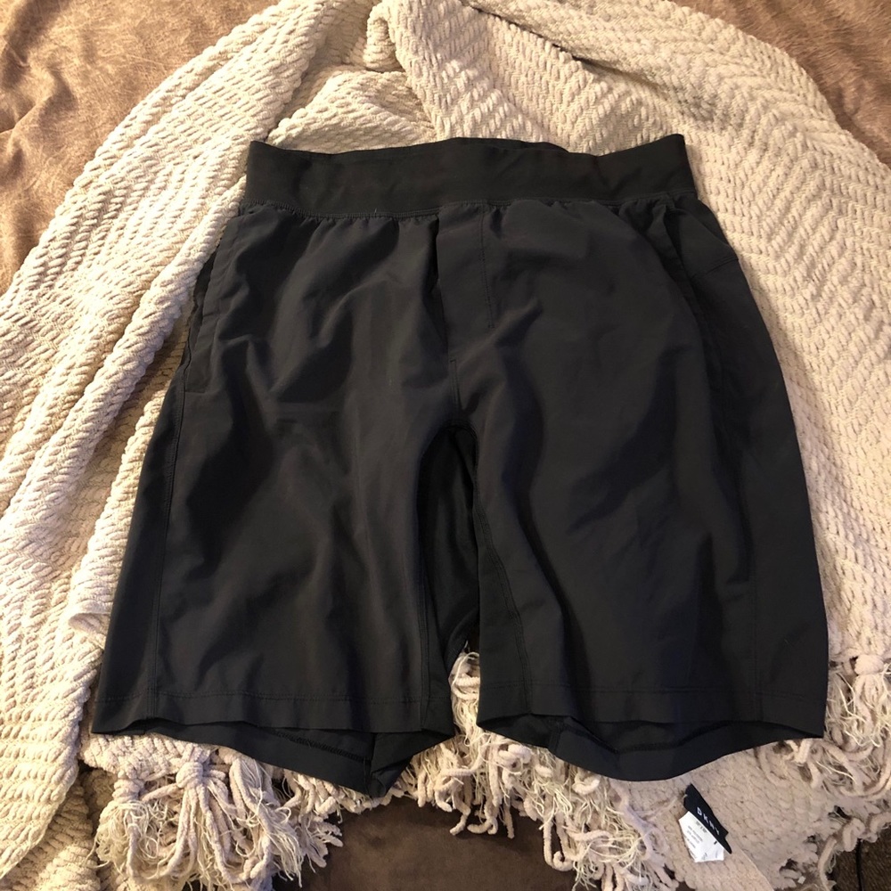 Men’s L lululemon shorts